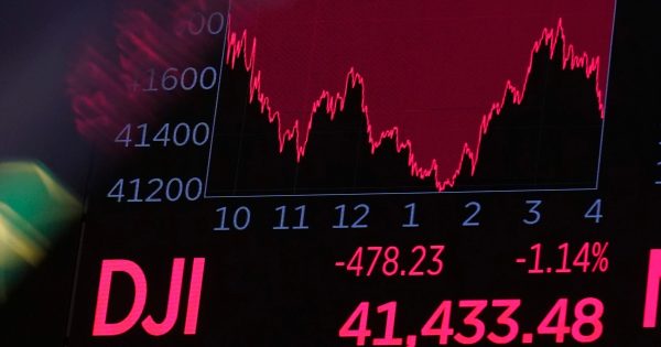 Wall Street cae golpeado por los aranceles, pero con esperanzas de paz en Ucrania