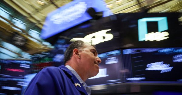 El Gobierno dio señales para frenar el dólar y el riesgo país volvió a superar los 1.200 puntos