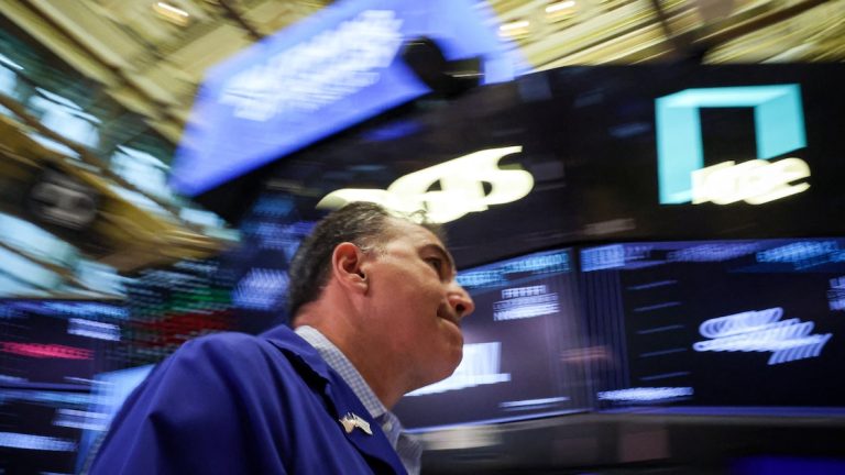 El Gobierno dio señales para frenar el dólar y el riesgo país volvió a superar los 1.200 puntos