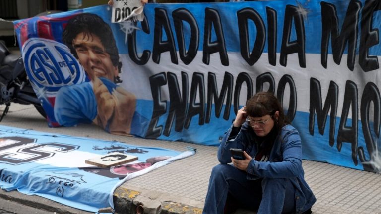 Comienza juicio en Argentina a siete profesionales de la salud por muerte de Maradona