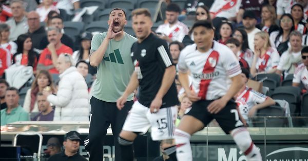 El técnico de Riestra reveló el plan para vencer a River: por qué la titularidad de Juanfer Quintero lo benefició