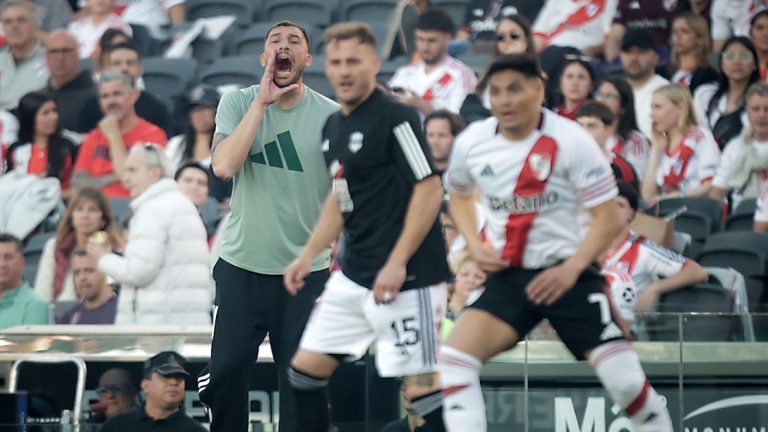 El técnico de Riestra reveló el plan para vencer a River: por qué la titularidad de Juanfer Quintero lo benefició