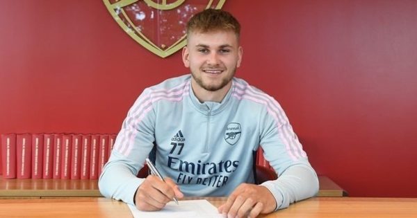 Conmoción en el fútbol: un ex jugador del Arsenal murió días después de golpearse la cabeza contra un muro en un partido