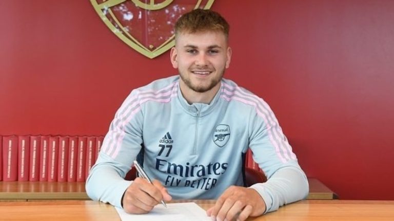 Conmoción en el fútbol: un ex jugador del Arsenal murió días después de golpearse la cabeza contra un muro en un partido