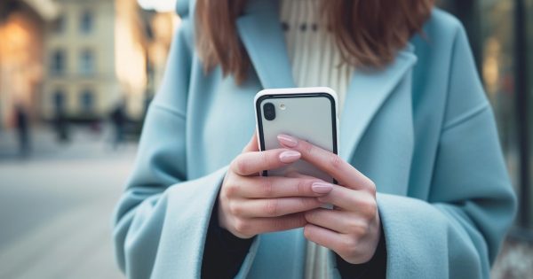 Qué significa caminar con el celular en la mano, según la psicología