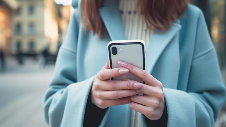 Qué significa caminar con el celular en la mano, según la psicología