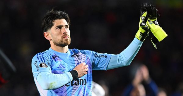 Los dos penales que Agustín Rossi le atajó a Estudiantes para ser el héroe de la clasificación del Flamengo por la Libertadores