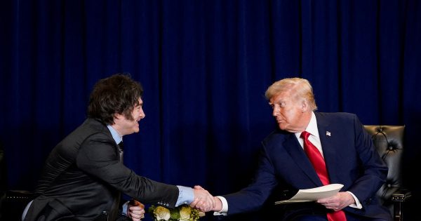 El Gobierno respiró aliviado por el espaldarazo de Trump, pero hay cautela por la situación económica