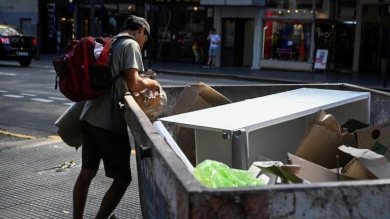 La pobreza fue del 31,6% en el primer semestre de 2025 y registró una significativa baja