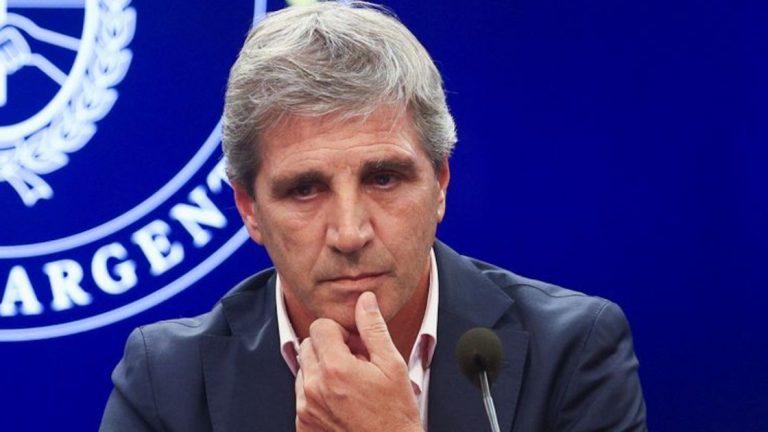Caputo habló de los nuevos controles cambiarios: “Se cortó un kiosco de unos pocos, la medida favorece a los argentinos”