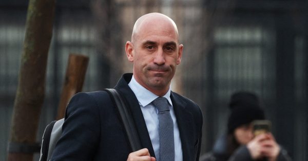 Un tribunal español condena a Rubiales a pagar una multa por el beso no consentido