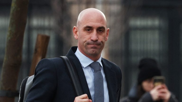 Un tribunal español condena a Rubiales a pagar una multa por el beso no consentido