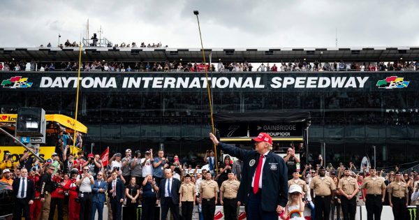 Trump asiste a Daytona 500 y dice que el espíritu de NASCAR ‘impulsará la Edad de Oro de EEUU’