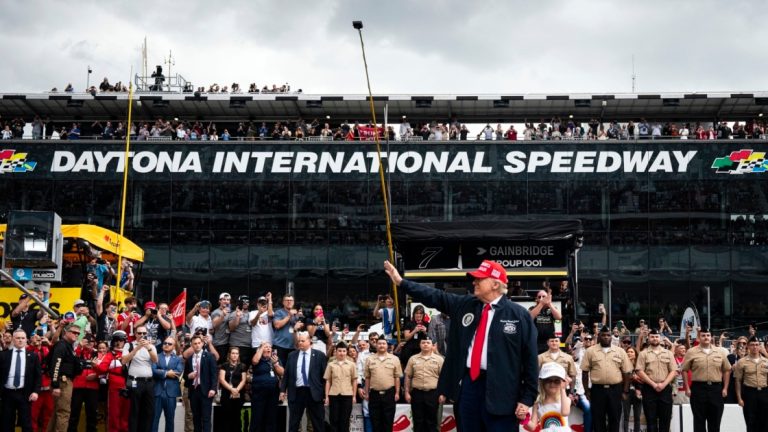 Trump asiste a Daytona 500 y dice que el espíritu de NASCAR ‘impulsará la Edad de Oro de EEUU’