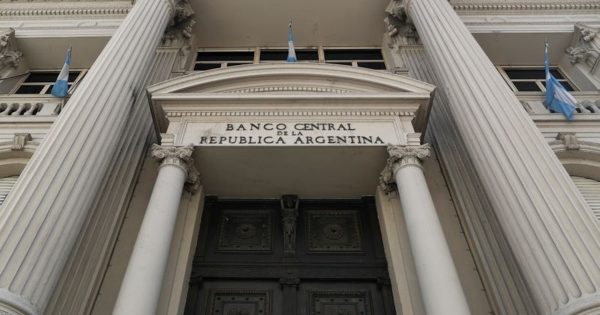 El dólar superará el techo de la banda a fin de año y el PBI crecerá en 2025 menos del 4%, según los analistas que releva el BCRA