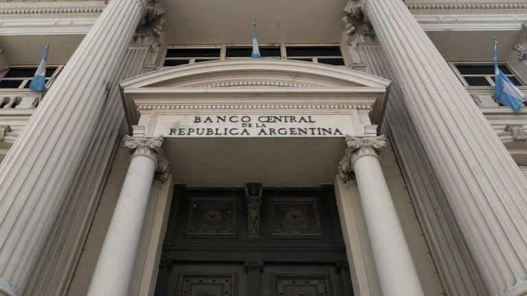 El dólar superará el techo de la banda a fin de año y el PBI crecerá en 2025 menos del 4%, según los analistas que releva el BCRA