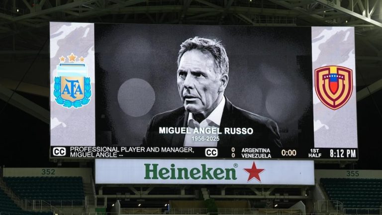 El respetuoso minuto de silencio en Miami en honor a Miguel Ángel Russo antes del partido entre Argentina y Venezuela