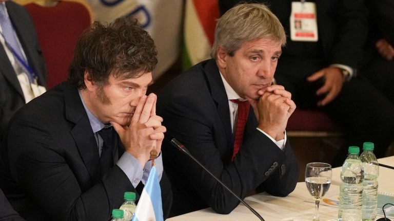 Qué puede hacer el Gobierno para que el dólar no se dispare en las 15 ruedas cambiarias que quedan hasta las elecciones