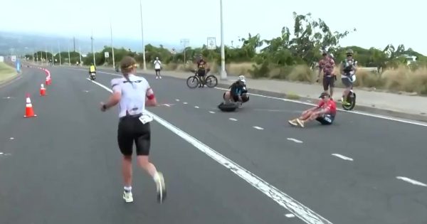 Estaba por ganar el Ironman, pero se desplomó cerca de la meta y vio como su rival la superó: el noble gesto que recorre el mundo