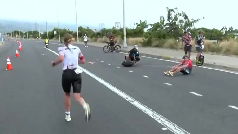Estaba por ganar el Ironman, pero se desplomó cerca de la meta y vio como su rival la superó: el noble gesto que recorre el mundo