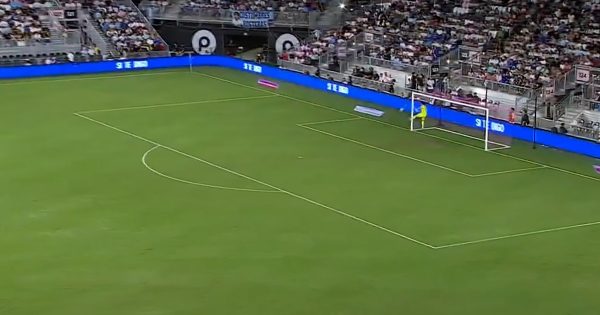 El golazo desde atrás de la mitad de la cancha que evitó Dibu Martínez ante Puerto Rico: su peculiar reacción y el récord que mantiene