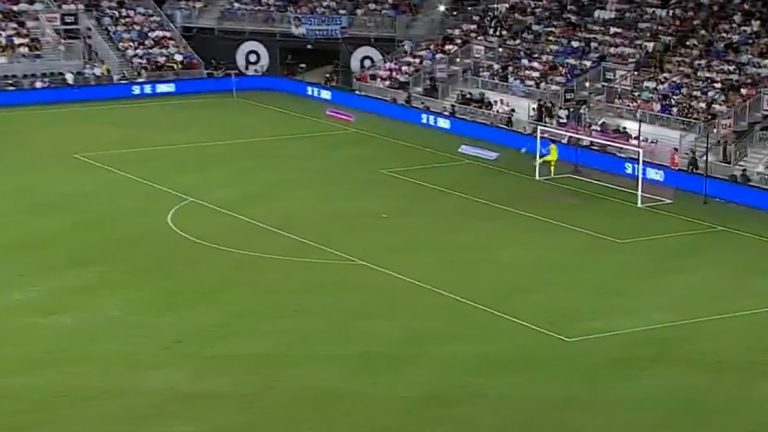 El golazo desde atrás de la mitad de la cancha que evitó Dibu Martínez ante Puerto Rico: su peculiar reacción y el récord que mantiene