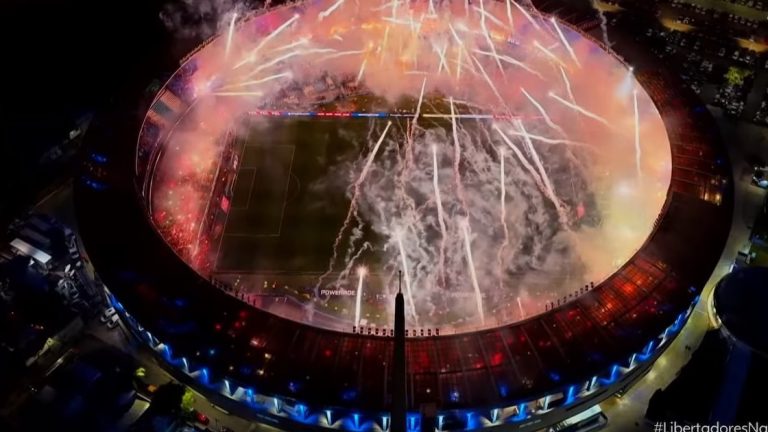 Bengalas, juego de luces y fuegos artificiales: el espectacular recibimiento de Racing ante Flamengo