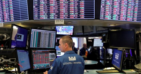 Reacción del mercado al viaje de Caputo a EEUU: fuerte alza de los bonos y caída de los dólares financieros