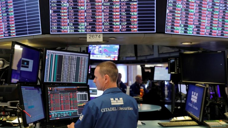 Reacción del mercado al viaje de Caputo a EEUU: fuerte alza de los bonos y caída de los dólares financieros