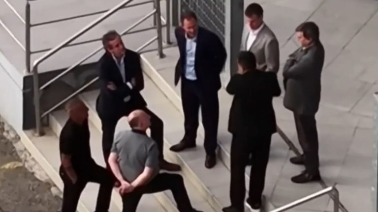 La visita de la delegación de River Plate al velatorio de Miguel Russo en La Bombonera: el diálogo entre Jorge Brito y Riquelme