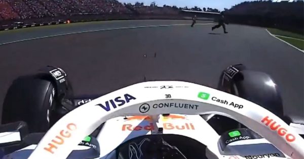 Crece la polémica en la Fórmula 1 tras la peligrosa acción de Liam Lawson y dos auxiliares en pista: la acusación al piloto de Racing Bulls