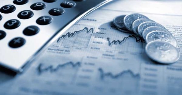 Cuáles son los 3 factores que empujan el riesgo país y los pros y contras de los distintos tipos de bonos, según un informe