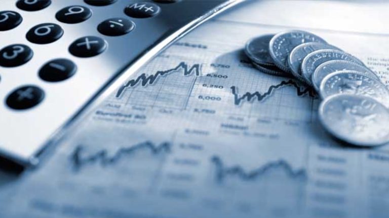 Cuáles son los 3 factores que empujan el riesgo país y los pros y contras de los distintos tipos de bonos, según un informe
