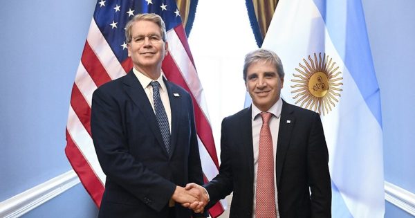 Caputo negocia el salvataje con Bessent, mientras el FMI y Macri influyen en un acuerdo que ratifica la alianza estratégica entre Milei y Trump