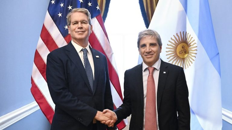 Caputo negocia el salvataje con Bessent, mientras el FMI y Macri influyen en un acuerdo que ratifica la alianza estratégica entre Milei y Trump