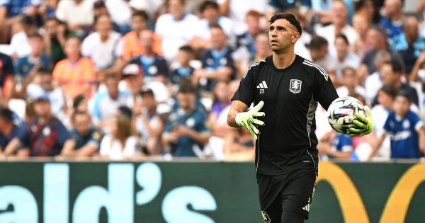 El gigante de Europa que está tras los pasos del Dibu Martínez para ganar la Champions League