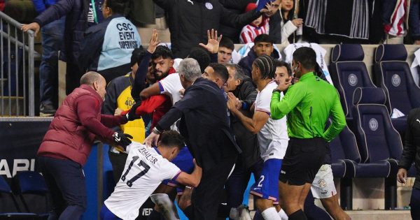 Batalla campal entre dos selecciones que jugarán el Mundial 2026: la agresión de un futbolista a dos rivales