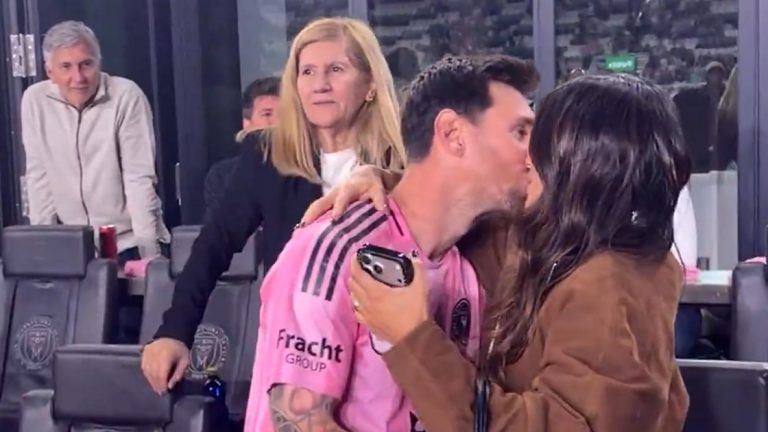 El beso de Messi a Antonela Roccuzzo en medio de los festejos del Inter Miami por el pase a la final de la MLS