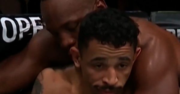 La estrella de UFC que se hizo viral por sus gestos mientras recibía una paliza: se recuperó, ganó con un KO implacable y se llevó el bono de 50 mil dólares