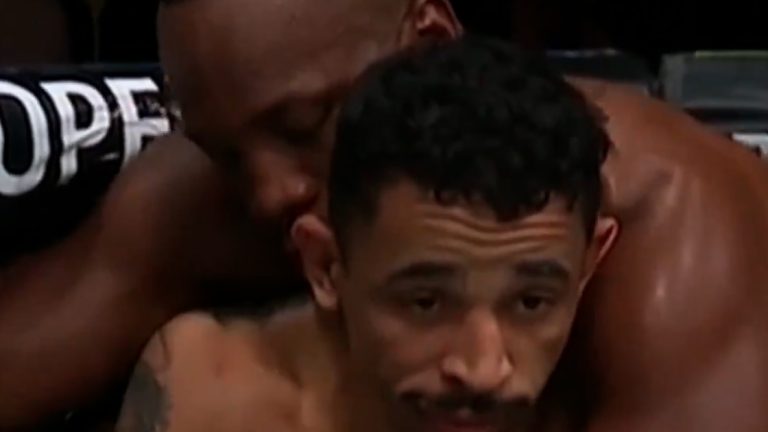 La estrella de UFC que se hizo viral por sus gestos mientras recibía una paliza: se recuperó, ganó con un KO implacable y se llevó el bono de 50 mil dólares