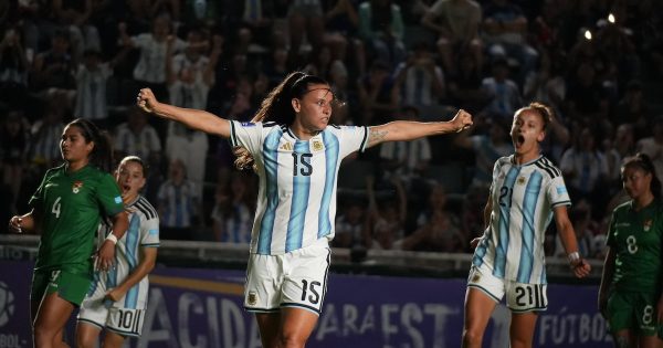 La selección argentina femenina golea 5-0 a Bolivia y se afirma entre los primeros lugares de la Liga de Naciones