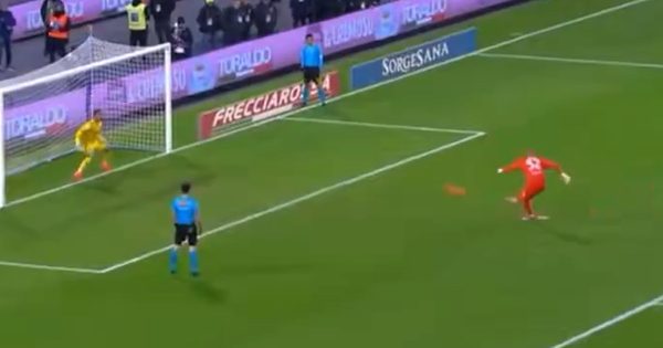 “De los más potentes de la historia”: el penal a 130 kilómetros por hora que pateó el arquero del Napoli y recorre el mundo