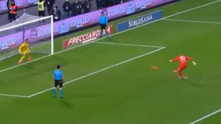 “De los más potentes de la historia”: el penal a 130 kilómetros por hora que pateó el arquero del Napoli y recorre el mundo